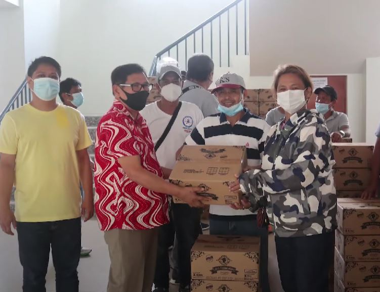 President of WE Aim OFW Espieranda Miranda handing over Lola Remedios donation boxes 